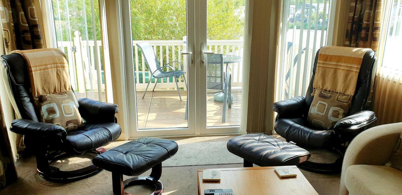 Lakeside Cotswold Holiday Home Сайърънсестър Екстериор снимка