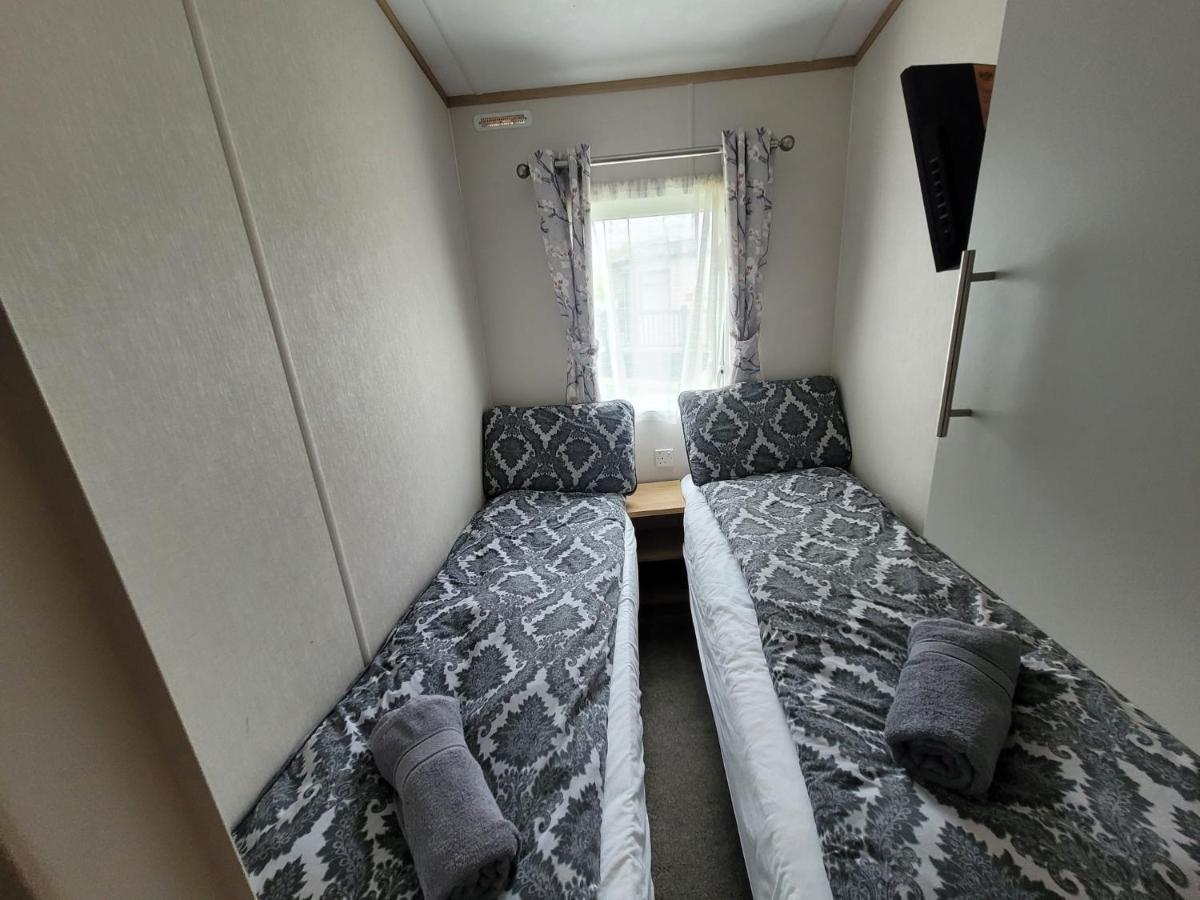 Lakeside Cotswold Holiday Home Сайърънсестър Екстериор снимка