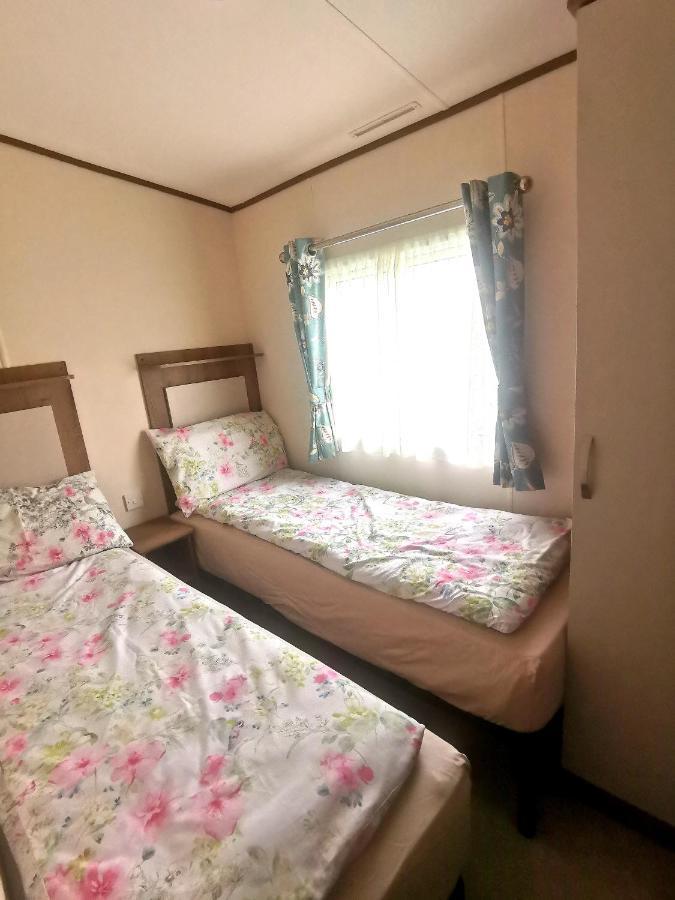 Lakeside Cotswold Holiday Home Сайърънсестър Екстериор снимка